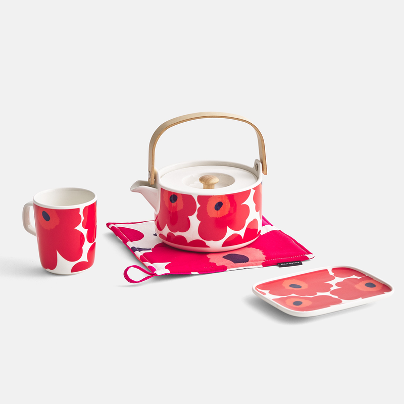 red unikko pot holder with tea serveware