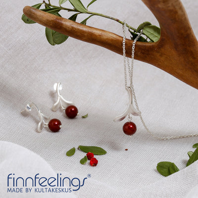 Finnfeelings Lingonberry Silver jewelry set on canvas cloth