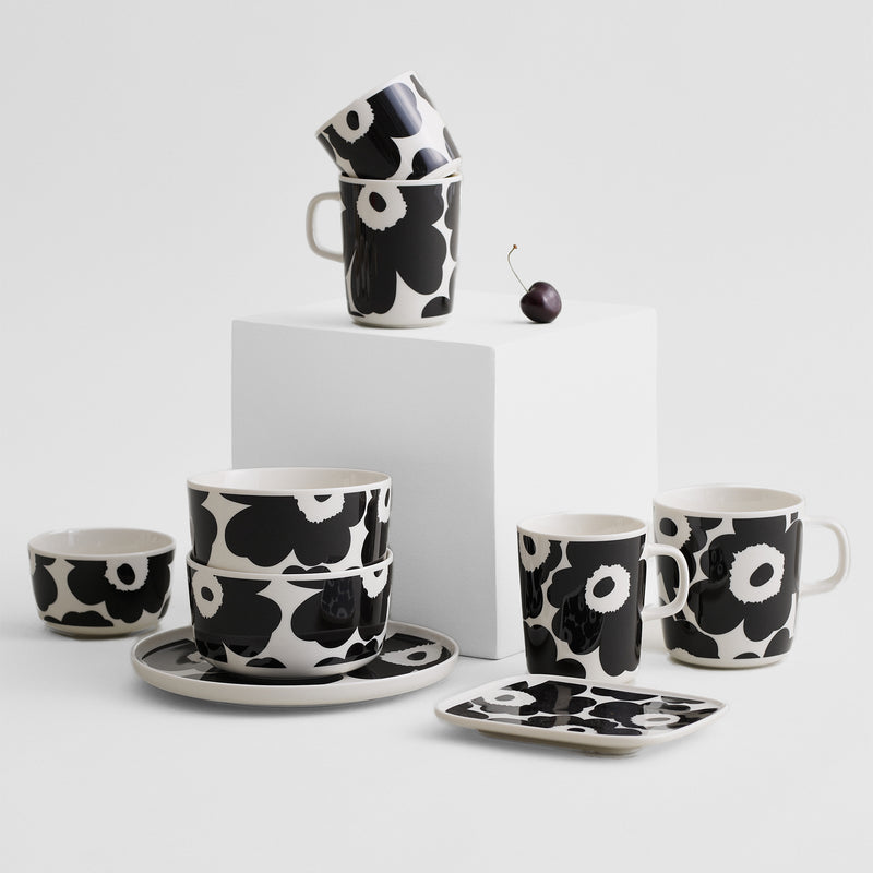 Display of Marimekko Unikko dinnerware in white/black