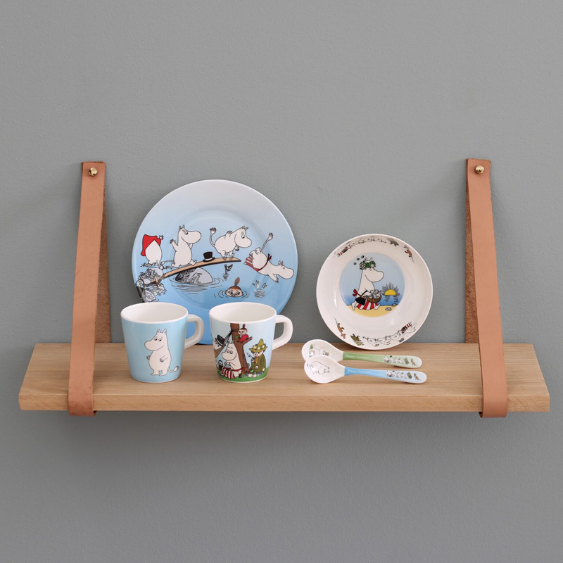 Display shelf with Rätt Start Moomin plates, bowls and mugs