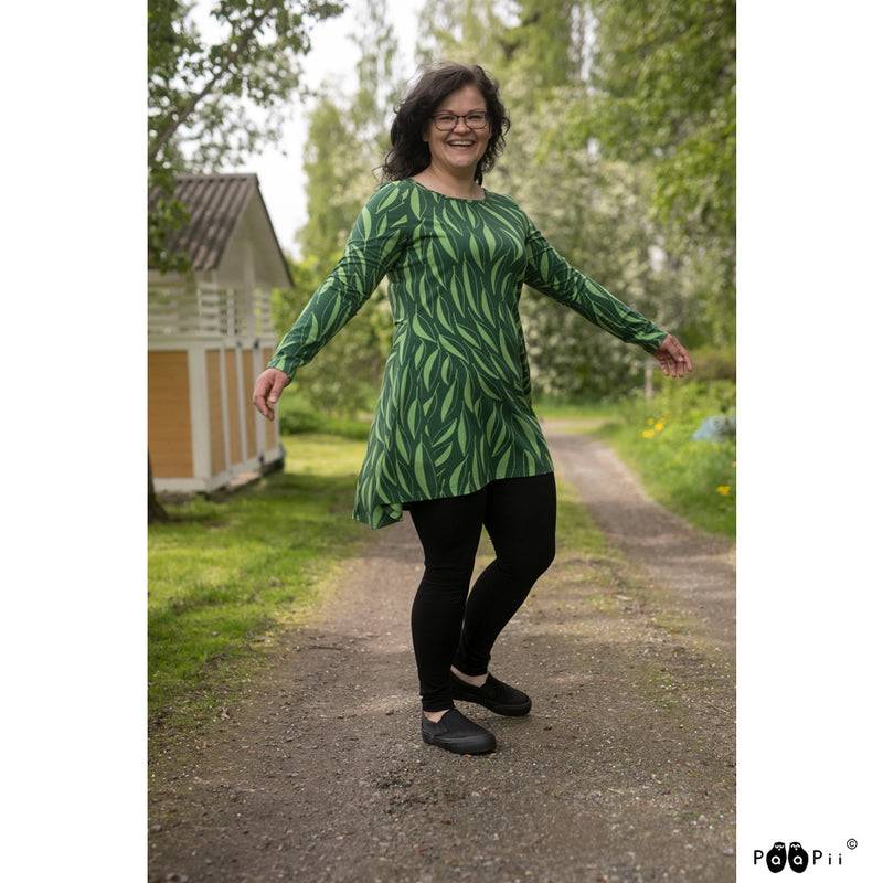 Dancing in street wearing Paapii Heija Tunic FLow