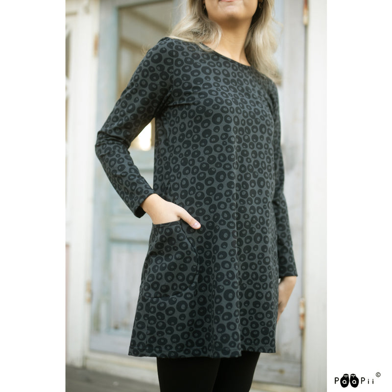 Woman wearing PaaPii Kannel Tunic Alvar black and grey 