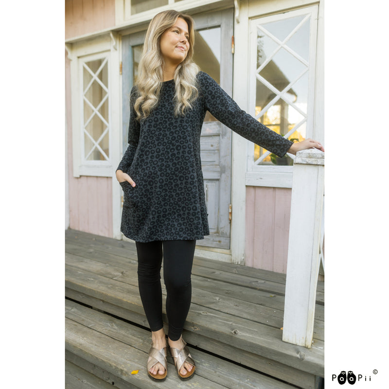Woman with hand in pocket wearing black/grey Alvar Tunic