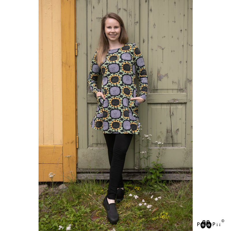 Woman with hands in side pockets of Kannel sunflower tunic