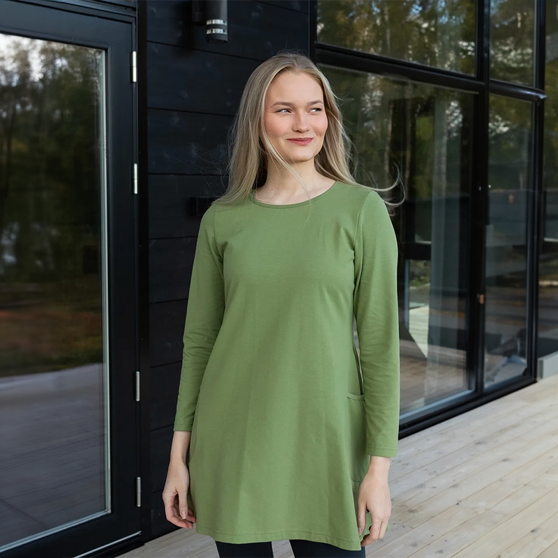 PaaPii Kannel Tunic, green lifestyle closeup