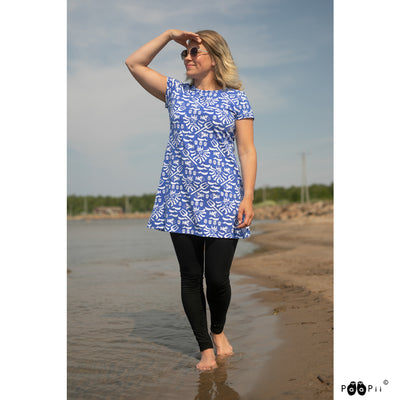 Woman walking on the beach in Lyyra Ahti Tunic