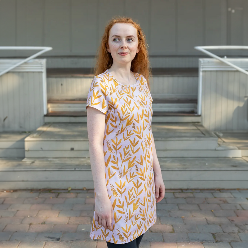 PaaPii Lyyra Tunic - Grasslands, red lifestyle closeup