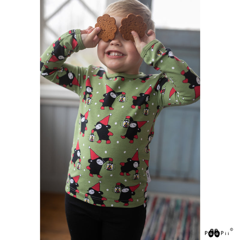 Playful child wearing Uljas Elf shirt in fen color