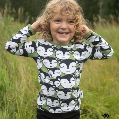 Child playing while wearing Uljas Myyry Town shirt in fen color