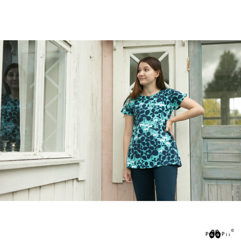 Woman standing on porch while wearing PaaPii Vuono Clover Shirt
