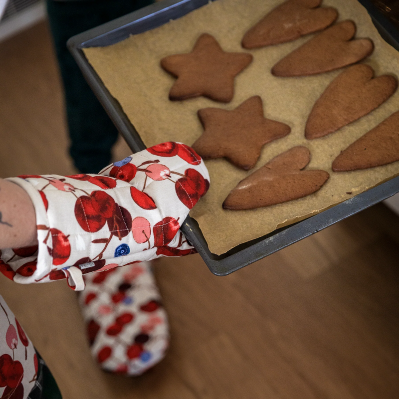 taking cookies out of oven with Pentik Karpalo Oven Mitten