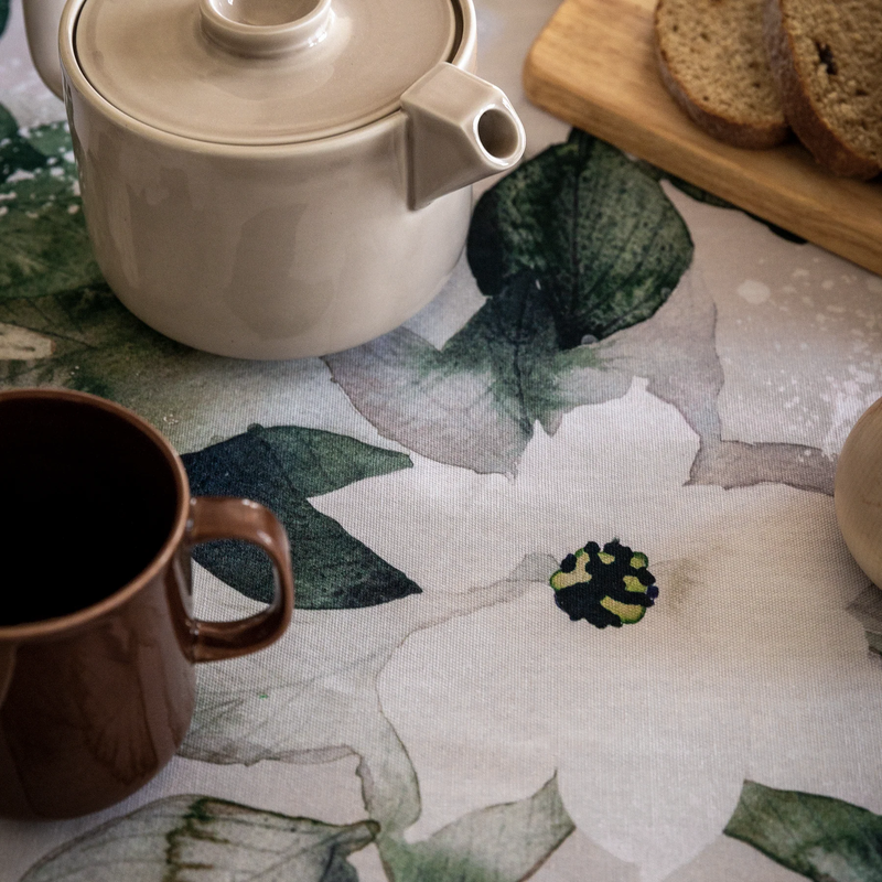 Pentik Joulutähti Satin Cotton Table Runner on table