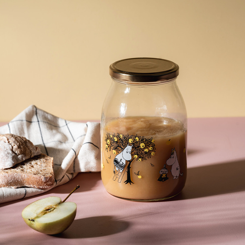moomin jar apples on table