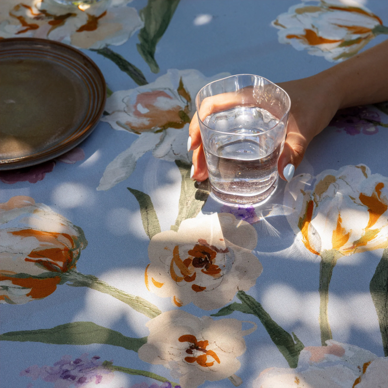 helmililja runner with drinking glass