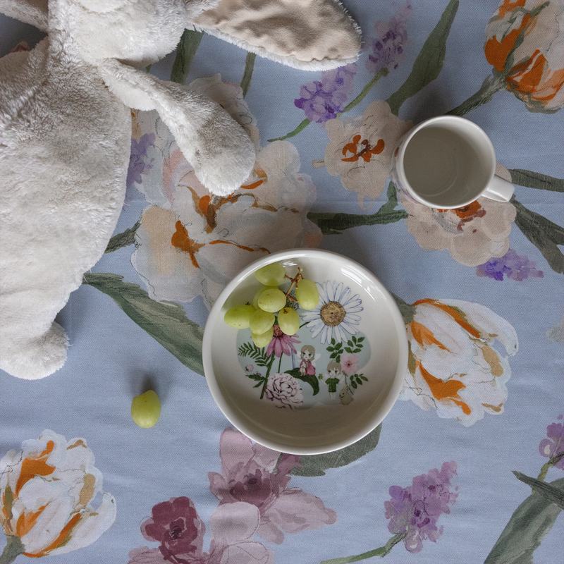 kukkakeiju plate on table