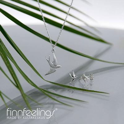FinnFeelings Swift Silver necklace and earrings set on grey surface