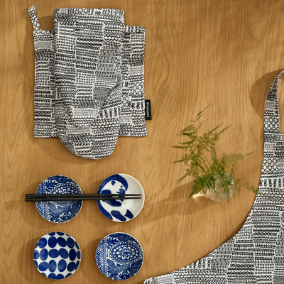 Finlayson Kudelma Pot Holder and oven mitt laying on table