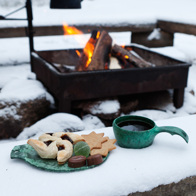 Kupilka Conifer Cup and Plate on snowy ledge