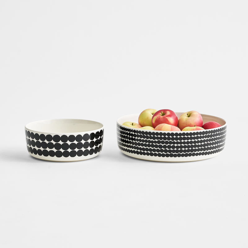 Two Marimekko Räsymatto serving bowls displayed with apples