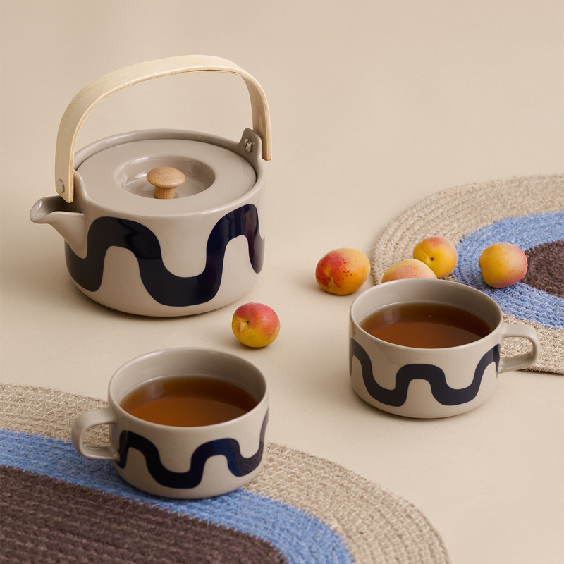 Display grouping of Marimekko Seireeni Teapot and cups