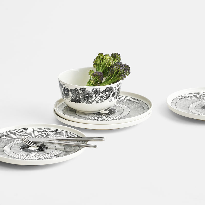 Display of Marimekko Siirtolapuutarha Dinner Plates and one bowl