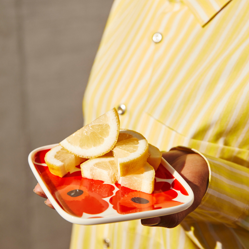 Holding plate full of lemon slices