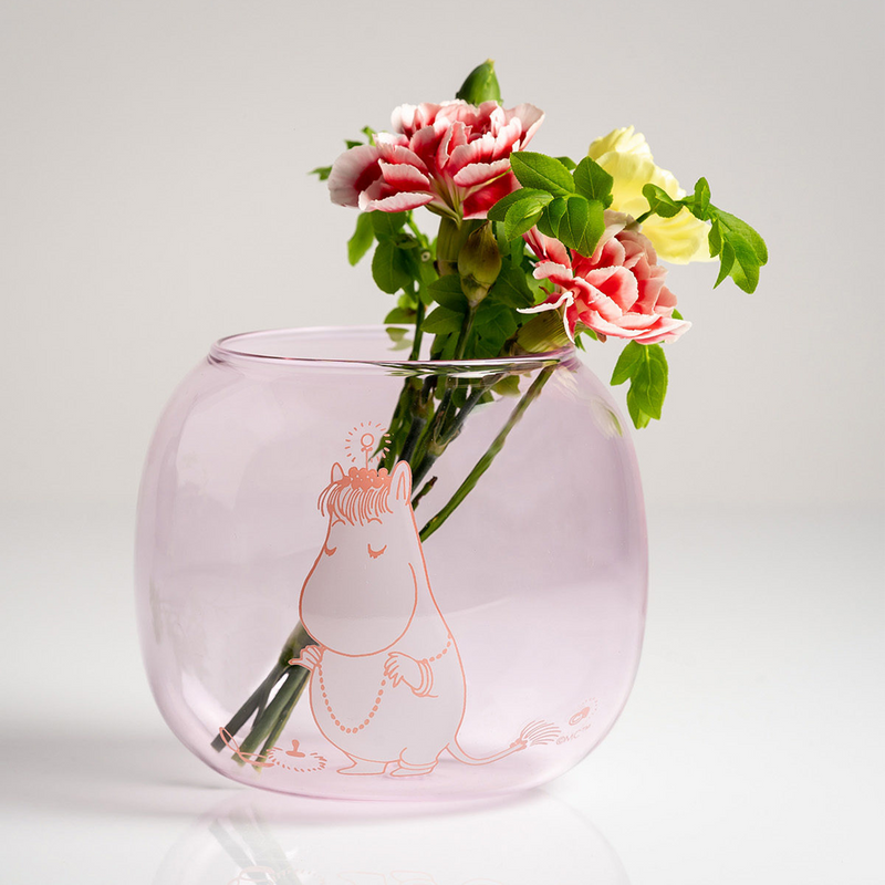 Small boquet of flowers in Muurla Snorkmaiden Tealight Holder