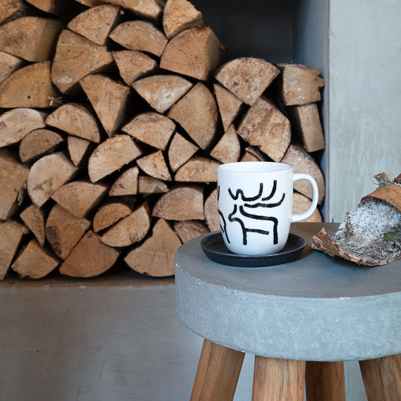 Pentik Tokka Mug on side table with woodstack 