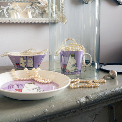 Pearl jewelry displayed on arabia snorkmaiden dinnerware