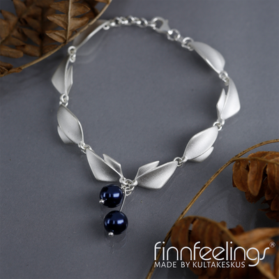 Finnfeelings Blueberry Silver Bracelet on grey table