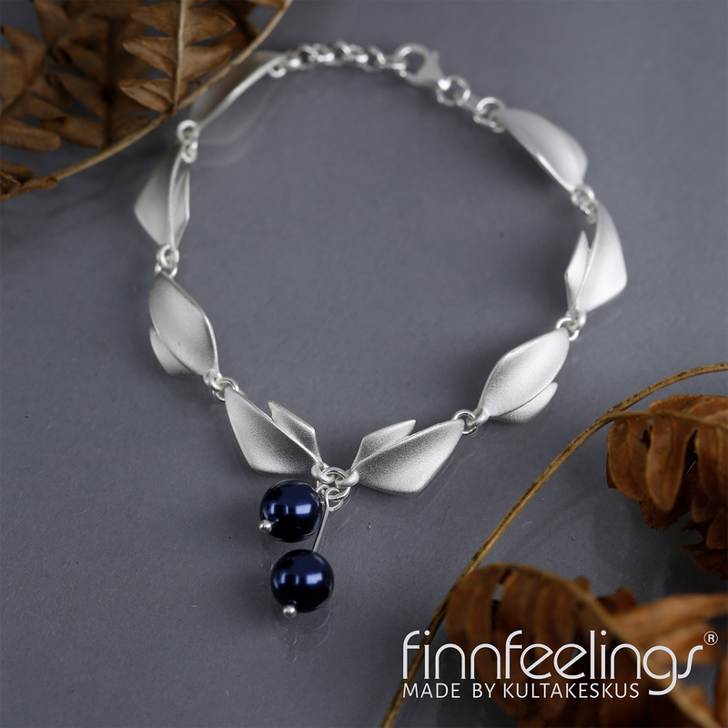 Finnfeelings Blueberry Silver Bracelet on grey table