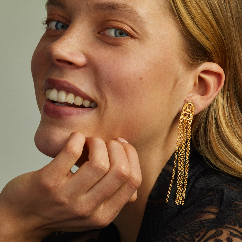 blonde woman wearing birds of paradise earring