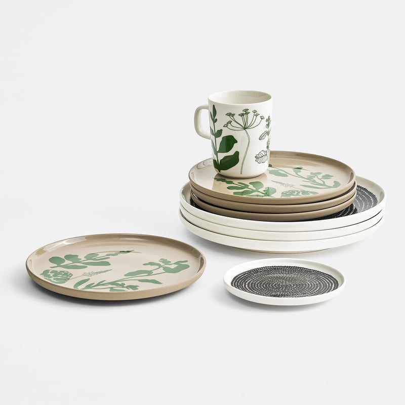 Display grouping of Marimekko Räsymatto and Siirtolapuutarha plates
