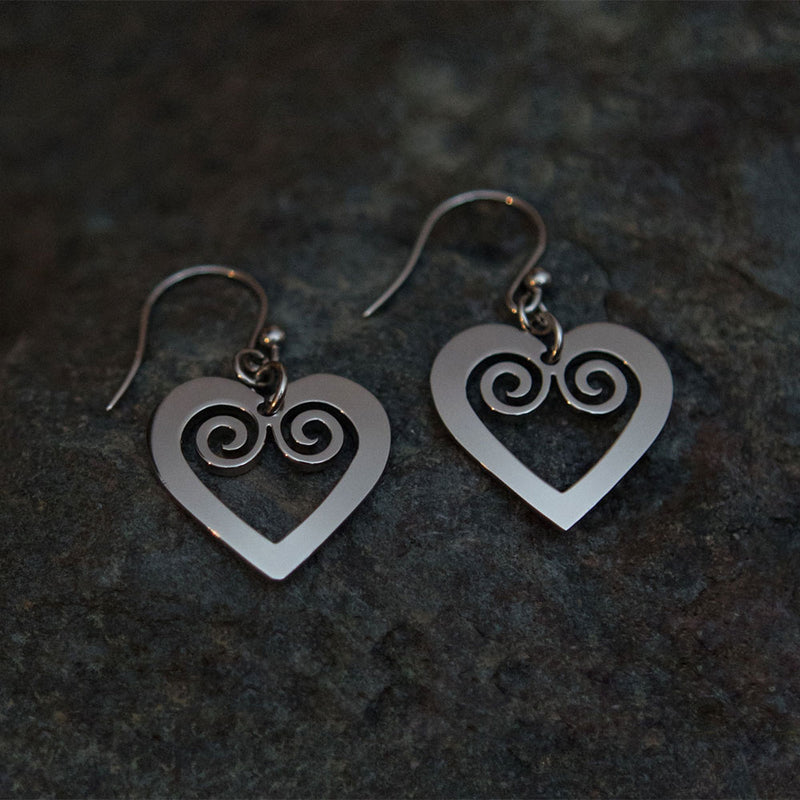 Pohjolan Helmi Curved Heart Earrings placed on rock