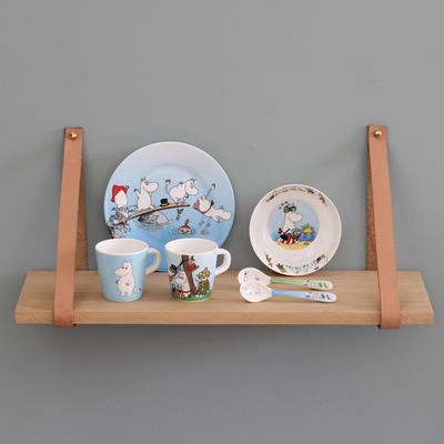 Display shelf with Rätt Start Moomin plates, bowls and mugs